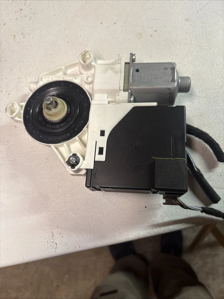 2016-2022 VOLKSWAGEN PASSAT FRONT LEFT DRIVER DOOR WINDOW GLASS MOTOR OEM - Image 4 of 4