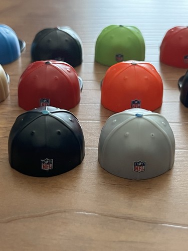 Lotto coperchi pazzi NFL micro mini plastica tesa piatta cappelli nuova epoca divertente regalo scaffale sitter - Foto 10 di 10