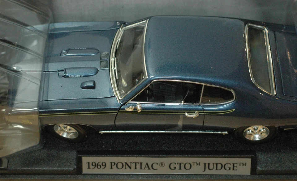 Motor Max 1:18 Scale 1969 Pontiac GTO Judge Die Cast Car New Free Shipping - Image 2 of 3