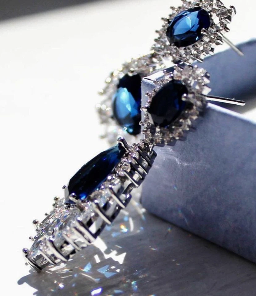 Brincos folheados a platina 18k feitos com pedra marquesa azul cristal Swarovski - Imagem 2 de 4