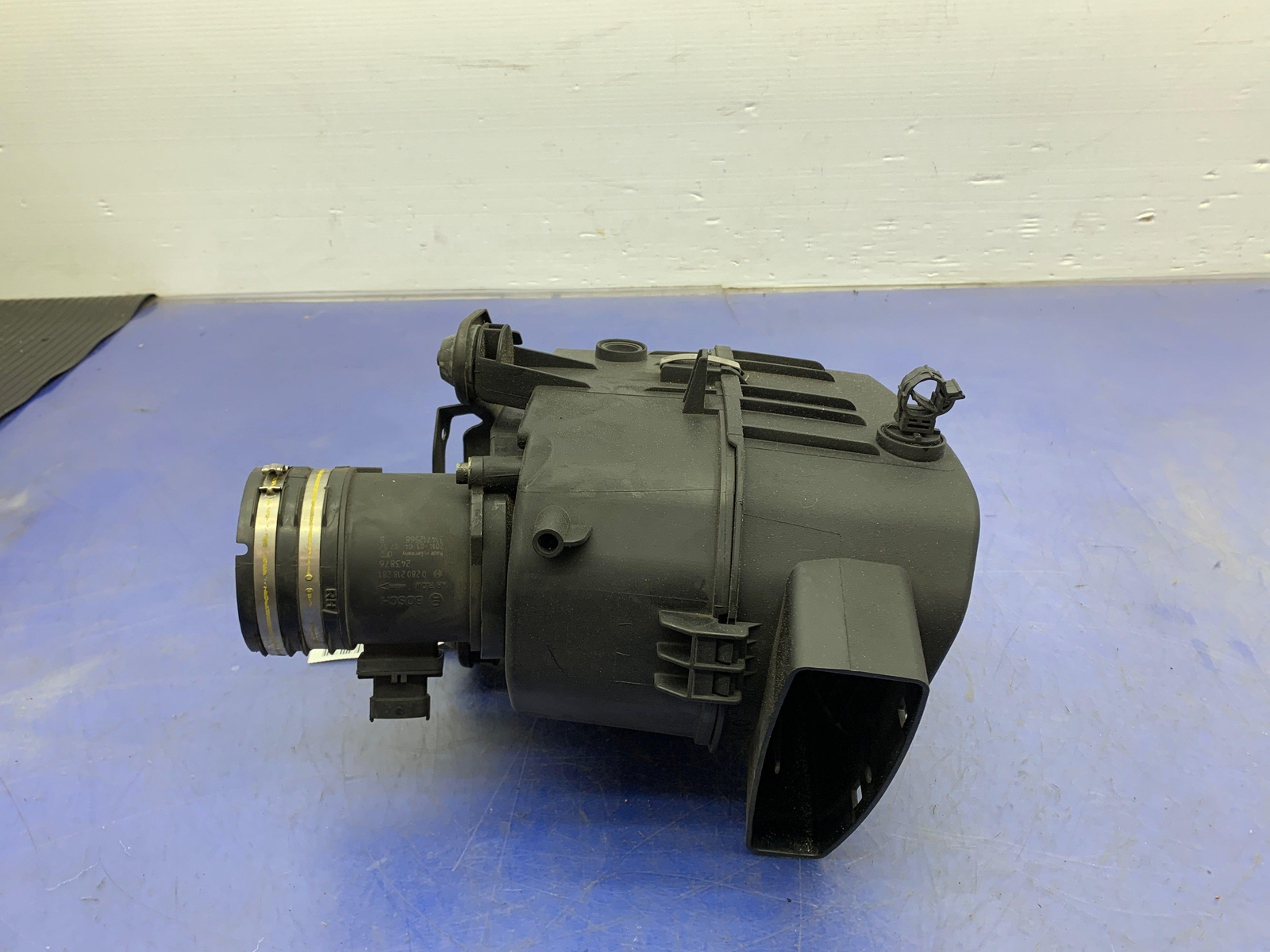 2014 - 2016 MASERATI GHIBLI OEM 3.0L LEFT AIR CLEANER BOX ASSEMBLY 670005844