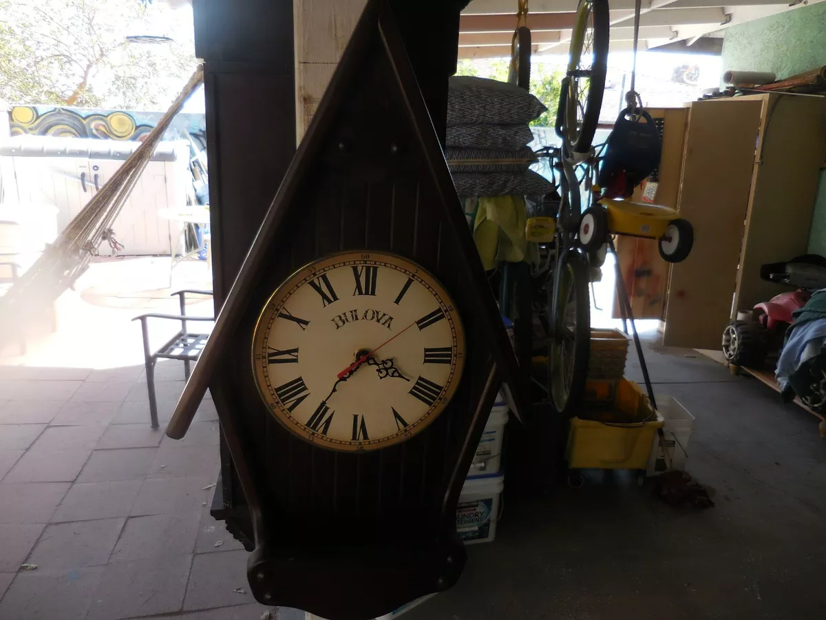 How does a quartz clock work sale