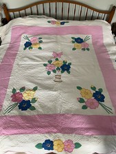 VINTAGE MAGNOLIA BASKET QUILT - SCALLOPED BORDER- 76 x 85 OUTSTANDING 