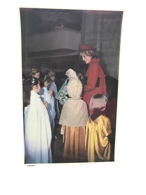 Postkarte von Prinzessin Diana mit Krippenkindern, in der Guildford Cathedral 1982