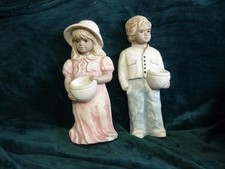 2 x Alice Figur Steingut Handarbeit Junge und Mädchen 33 + 35 cm 3,8 und 2,4 kg 