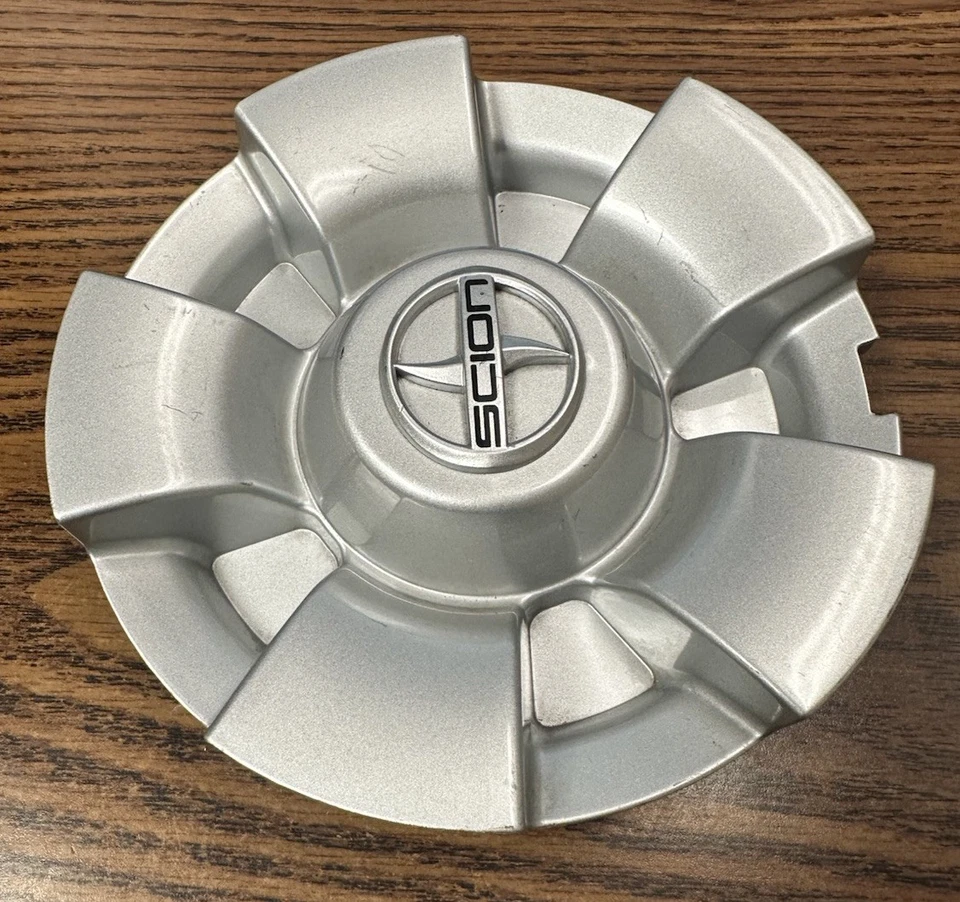 2008 - 2015 SCION XB СЕРЕБРЯНЫЙ МЕТАЛЛИЧЕСКИЙ OEM ЦЕНТРАЛЬНЫЙ КОЛПАК P/N PT904-52081 - Изображение 2 из 4