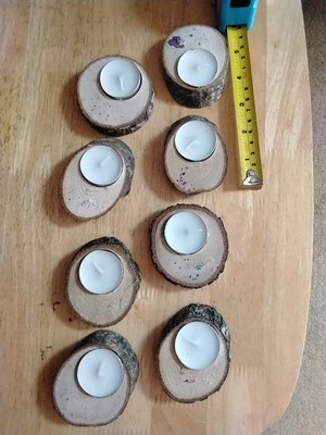 8 kleine Teelichtkerzen zur Dekoration,