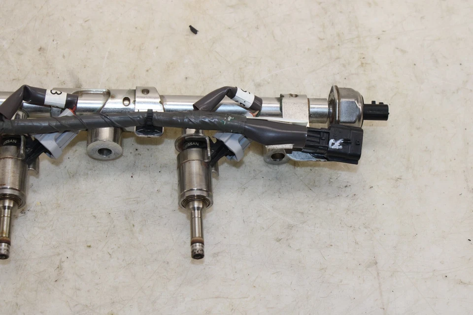 Riel de inyección de combustible derecho Infiniti Q60 2017-2019 3,0 L OEM JF83 Foto 2 de 4