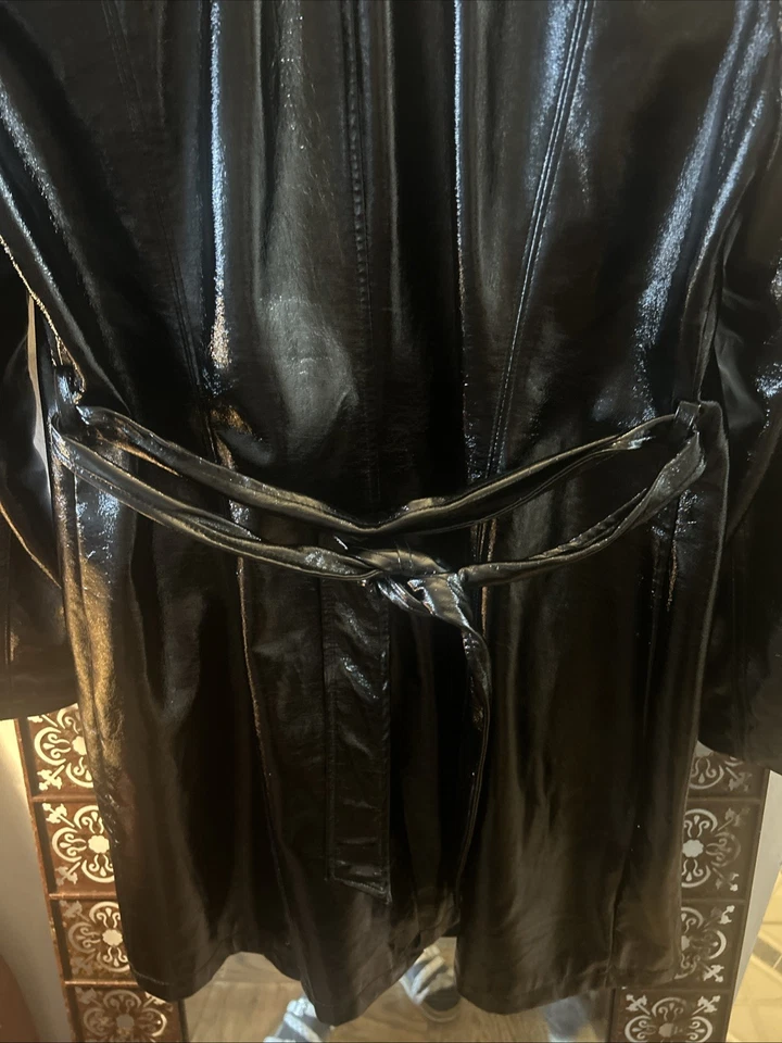 Trench coat INC International Concept preto peito duplo seda como médio - Imagem 3 de 4