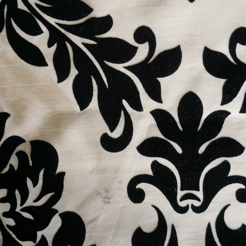 Jaquard Print Table Runner - Picture 5 of 7