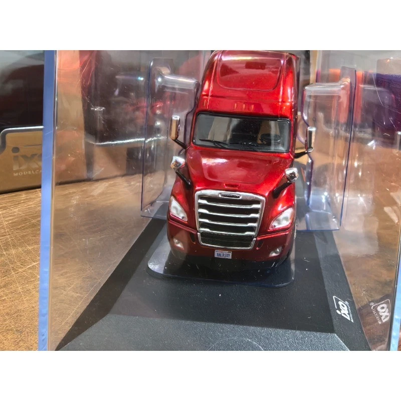 IXO 1:64 2018 Freightliner Cascadia 64tro138 Chrome Red Truck Cab Car - Image 4 of 4