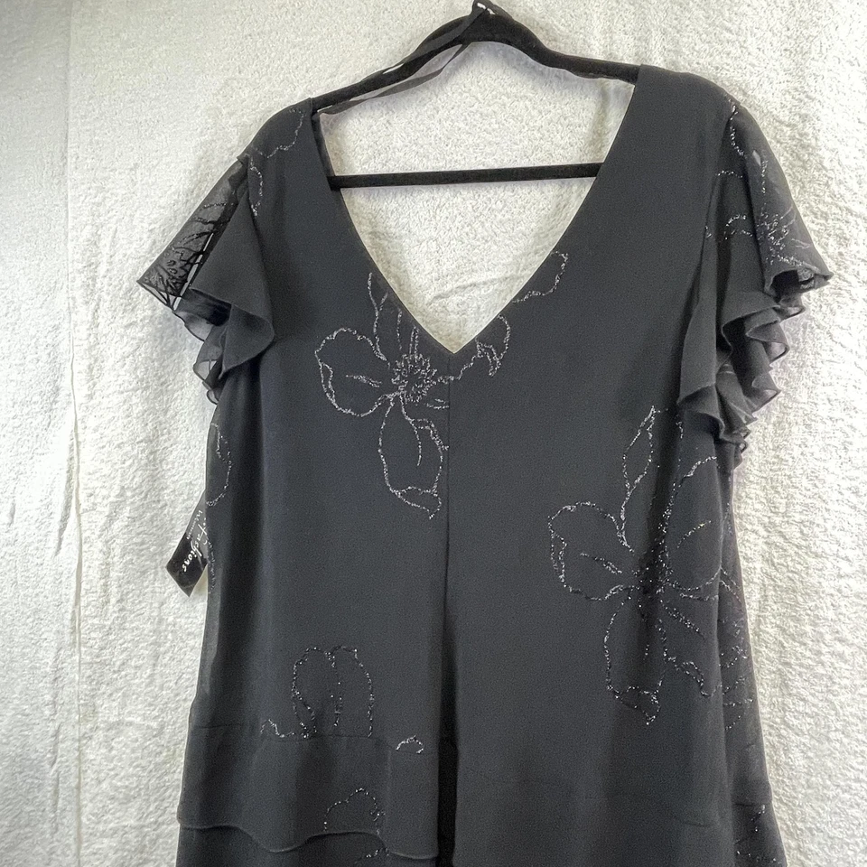 Vestido SL Fashions para mujer 22W negro brillo floral cintura caída mangas aleteadas Foto 3 de 4