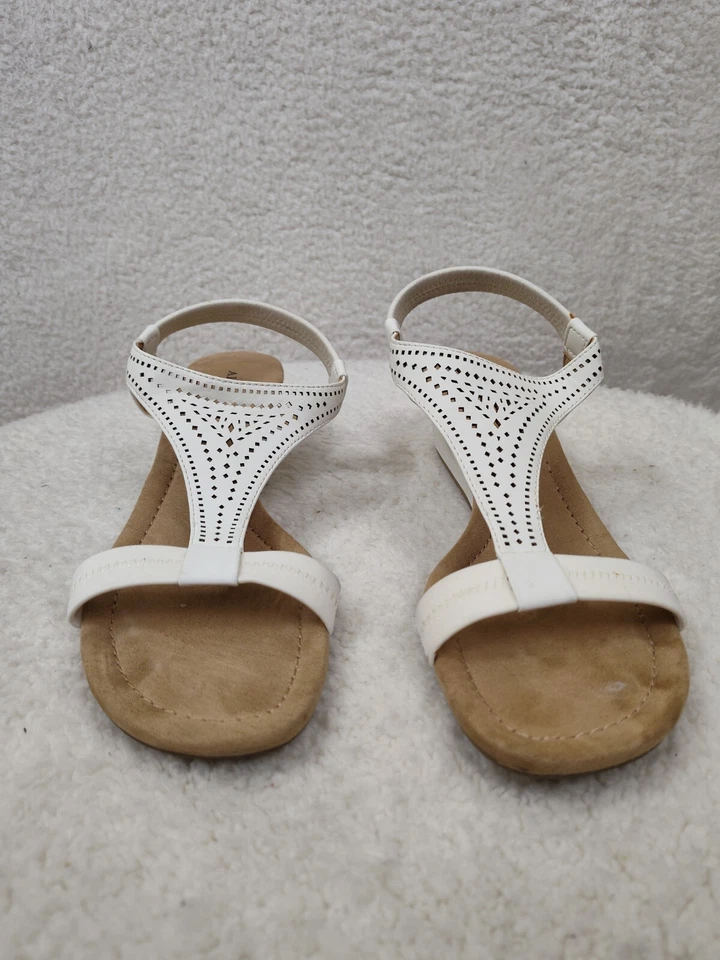 Sandalias Vacanzaa2 Alfani para mujer de cuña de 9,5 M blancas con correa en T Foto 2 de 4