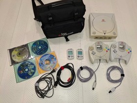 Sega Dreamcast Console Bundle 4 Games 2 Controllers Black Carrying Case 2 Vmus