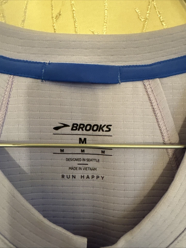 Sudadera para correr Brooks para mujer púrpura cuello redondo talla mediana Foto 2 de 3