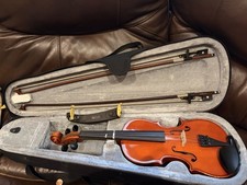 3/4 size violin with 2 bows, case, and adjustable kun shoulder rest
