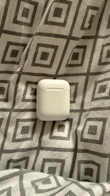 Apple AirPods with Charging Case BluetoothIn-Ear-Kopfhörer - AKZEPTABEL