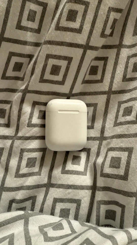 Apple AirPods with Charging Case BluetoothIn-Ear-Kopfhörer - AKZEPTABEL, Foto 1 von 5