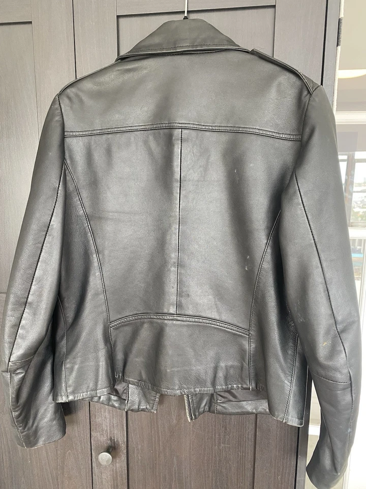 Chaqueta corta SANDRO de cuero negro para motociclista con cremallera asimétrica talla 2 Foto 2 de 4