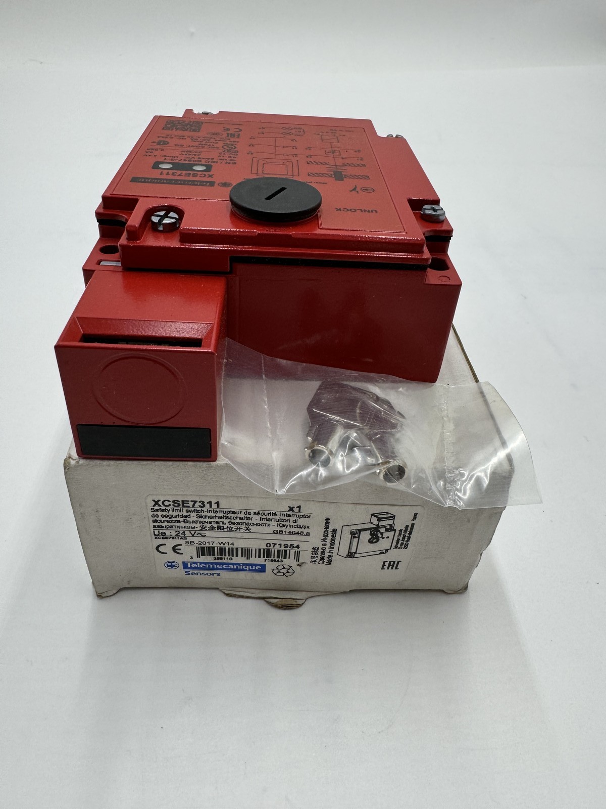 Safety Limit Switch XCSE7311 Telemecanique 24VAC/DC 071954 XCS-E7311