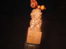 MW.966M: VINTAGE HAND CARVED BOXWOOD LION ON ASH WOOD SHAFT WALKING STICK CANE