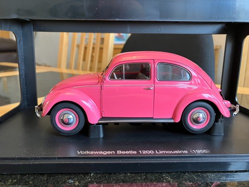 Autoart 1/18 Volkswagon Beetle 1200 Limousine (1955) in Pink. - Picture 5 of 10