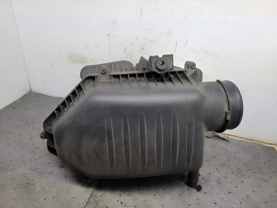 2011-2017 Dodge Charger Air Cleaner Intake Box Assembly 5.7L OEM - Image 3 of 4