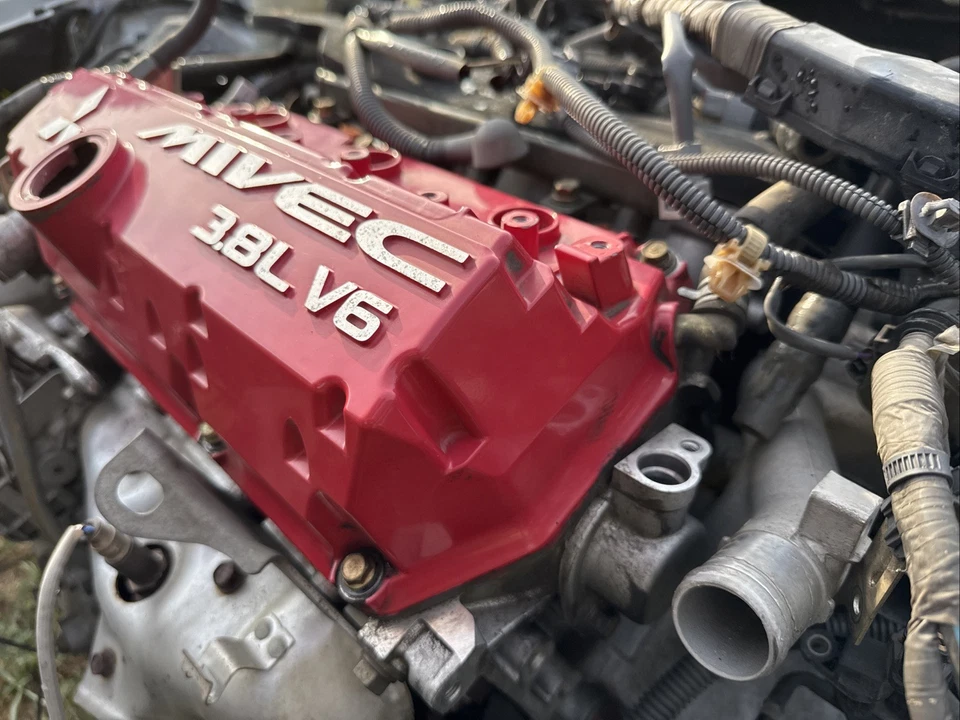 Cubierta de válvula delantera Mitsubishi Eclipse GT 2006-2012 3,8 L Foto 4 de 4