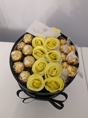 Schokoladenstrauß Hutschachtel Ferrero Lindt gelb & schwarz Seidenblumen - L Geschenk 