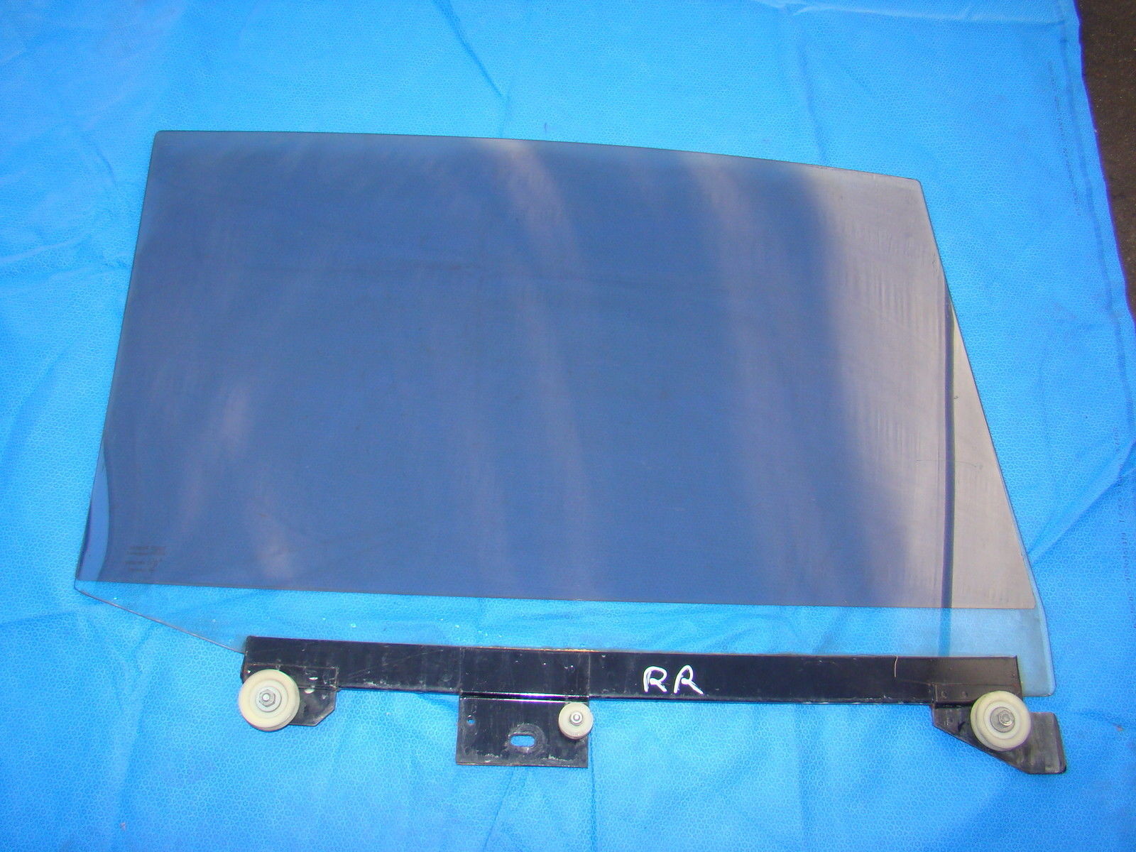 ROLLS ROYCE DOOR GLASS SILVER SPUR RIGHT REAR 90 77K OEM
