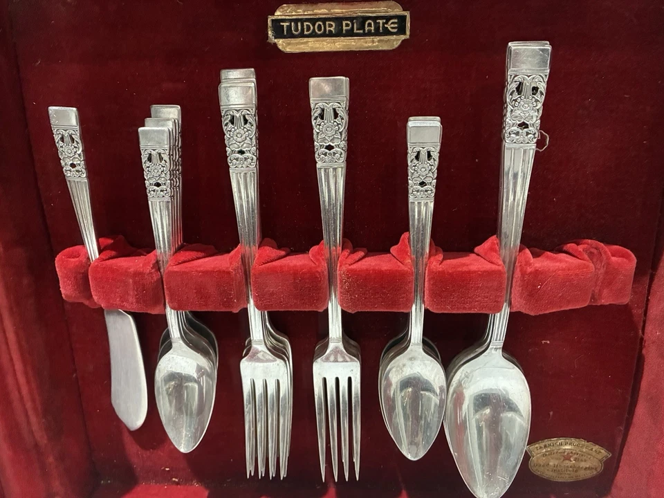 Oneida Community Coronation 1936 Silverplate Flatware Set In Wood Chest 51 pc - Image 4 of 4