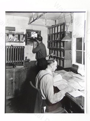 2 Männer Arbeit Büro Poststelle Telefon Schubladen um 1940 Foto 1990er Druck