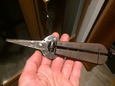 outil ancien , SECATEUR DE VIGNERON ,CISEAU A RAISIN le vendangeur 222