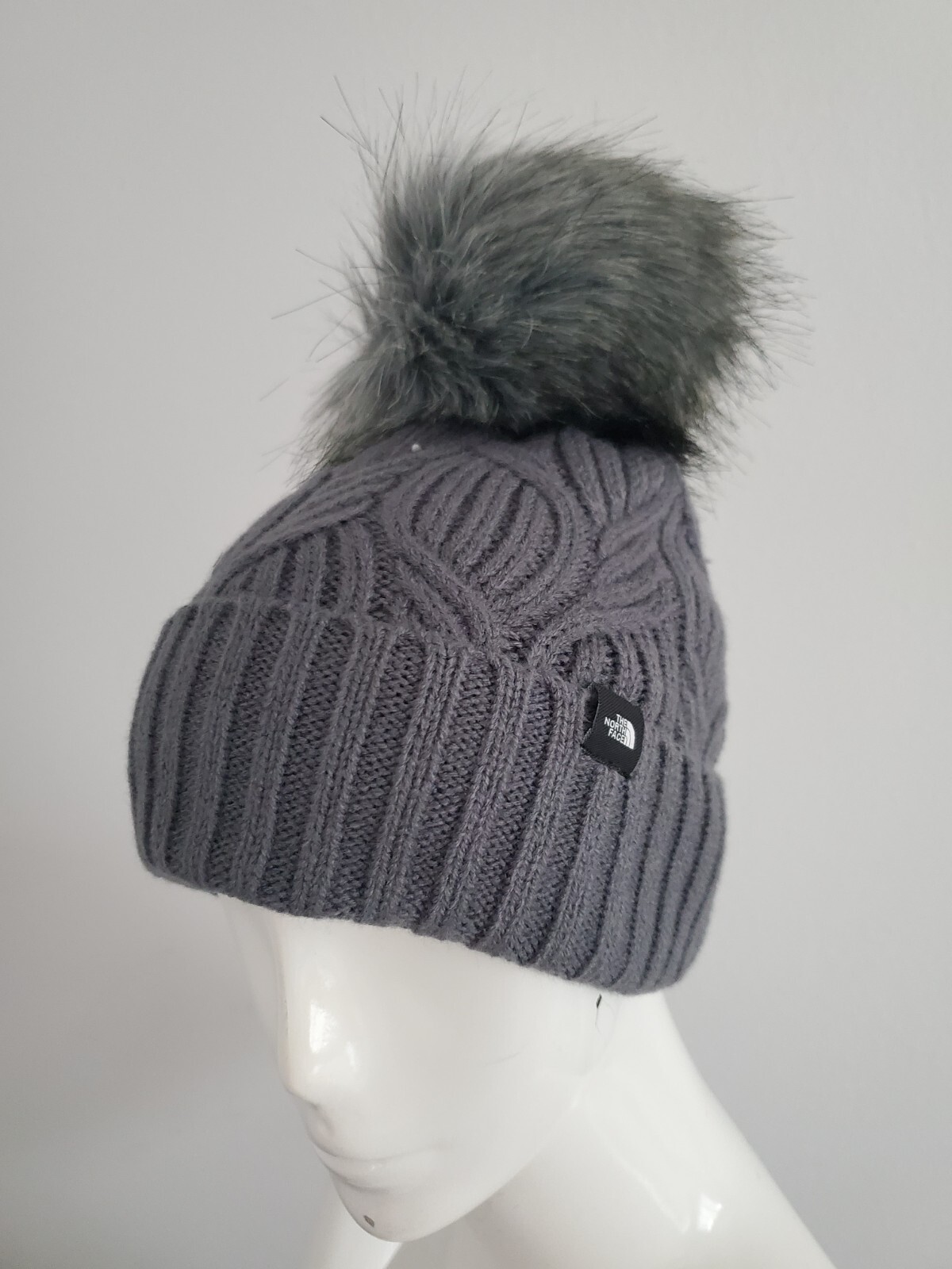 ЖЕНСКАЯ / МОЛОДЕЖНАЯ ШАПОЧКА THE NORTH FACE С МЕХОВЫМ ПОМПОНОМ OMEGA серого цвета Vanadis Onesize