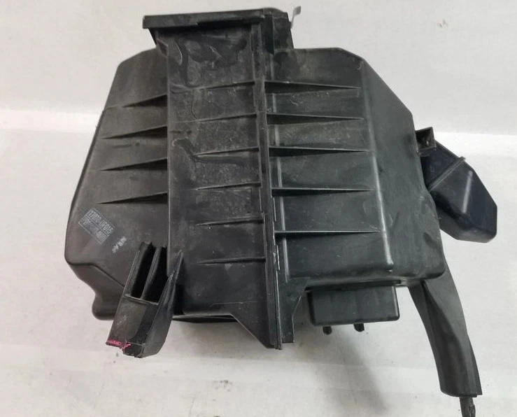 2015-2016 Toyota Sienna Air Intake Cleaner Box Assembly OEM 1 Month Warranty - Image 2 of 4