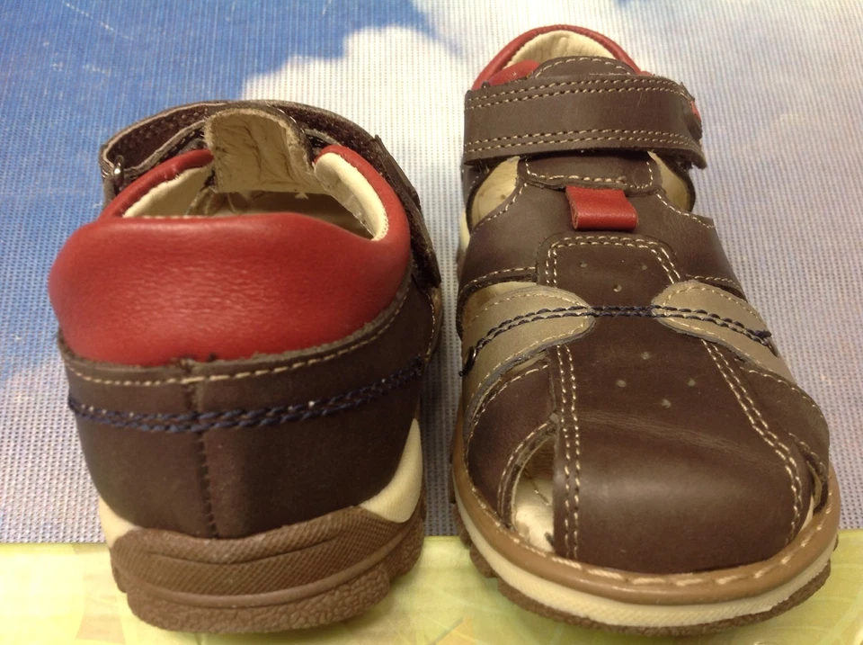 Sandalia Beeko Anthony Punta Cerrada Cuero Marrón Talla 28, 29 / US Niño 11, 12 Foto 4 de 4