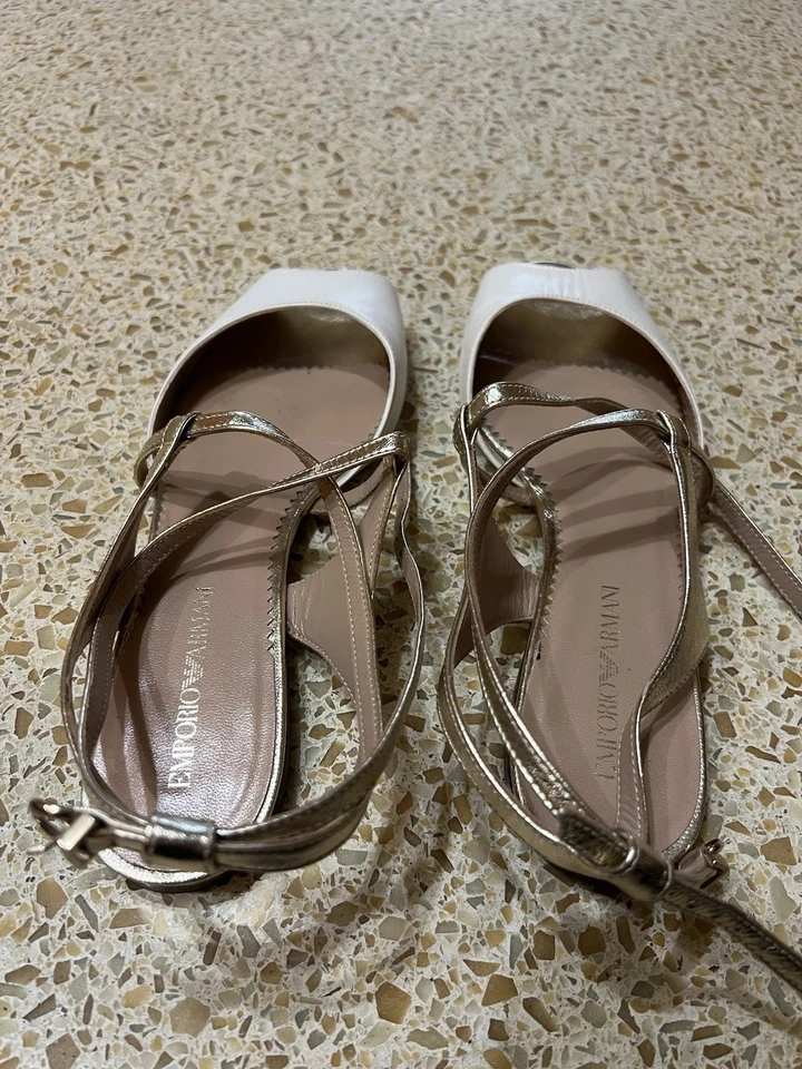 Sandalias Emporio Armani blancas y doradas Foto 3 de 4
