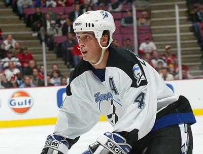 Vincent Lecavalier Tampa Bay Lightning skates at a game v th- Ice Hockey Photo