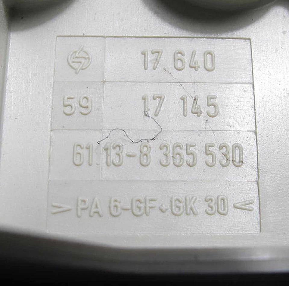 Caja de distribución de energía de fusibles delanteros debajo de la alfombra BMW E39 E38 serie 5 USADO OEM Foto 3 de 4