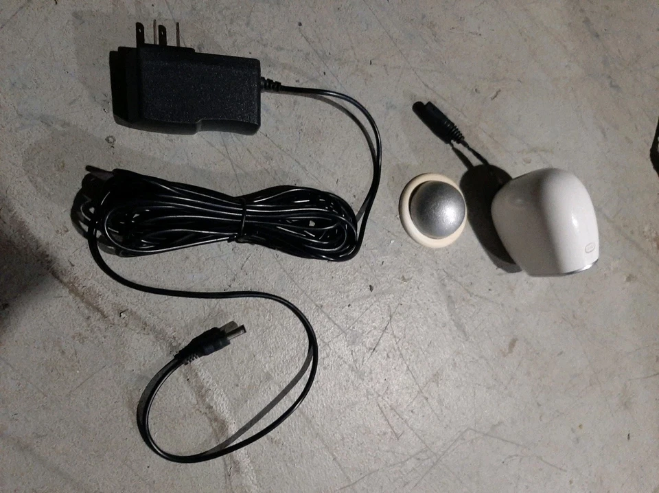 Cámara HD NETGEAR Arlo VMS3130 Wi-Fi con compartimento de batería adaptador de CA Foto 3 de 4