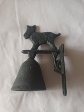 Cloche en fonte décorée avec chien genre fox terrier