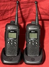 2 Motorola DTR550 DTR 550 Digital 2 Way Radios 900MHz Talkies With Chargers