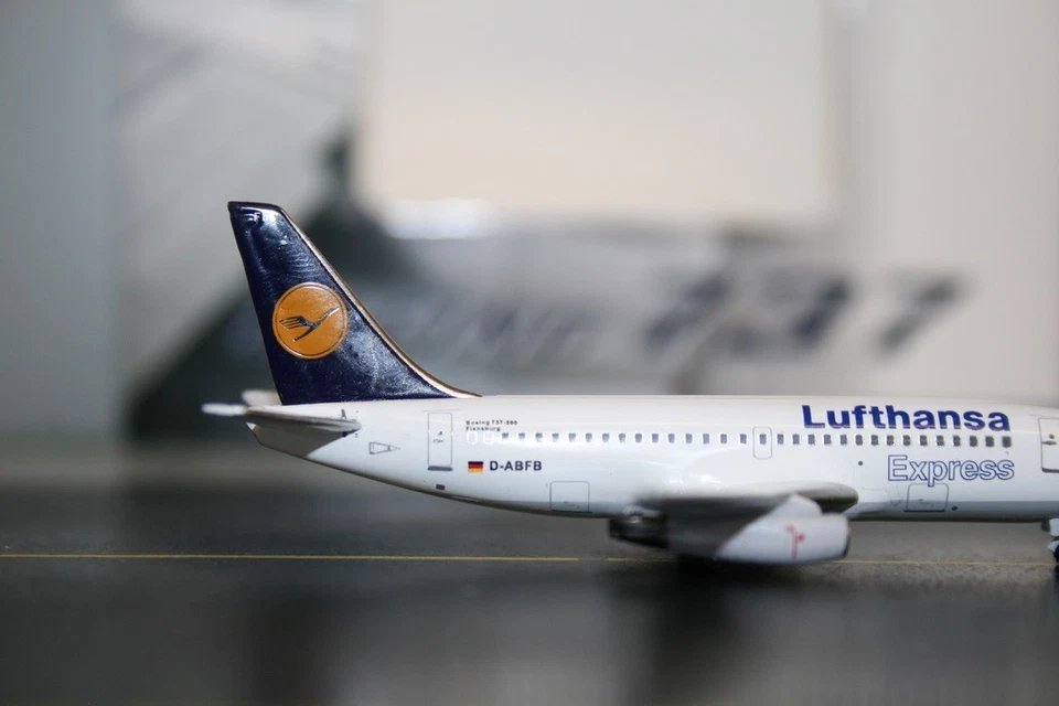 Aeroclassics 1:400 Lufthansa Express Boeing 737-200 D-ABFB (AC411046) - Image 4 of 4