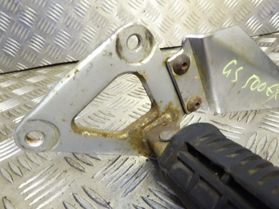 COLGADOR REPOSAPIÉS DELANTERO IZQUIERDO SUZUKI GS500 GS500E 1995 Foto 3 de 4