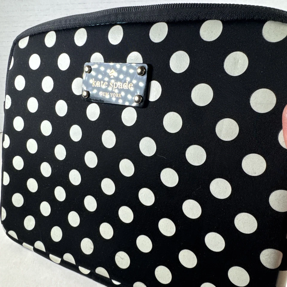 "Funda para tableta Kate Spade New York a lunares 10"" blanco y negro" Foto 2 de 4