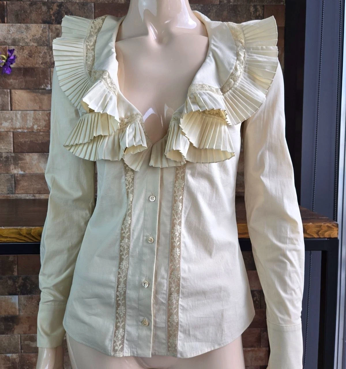 Alexander McQueen — ALEXANDER MCQUEEN Widows of Culloden 2006 Ivory Cotton Ruffle Lace Blouse IT40