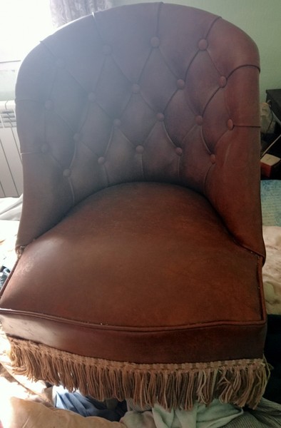 Butaca descalzadora Vintage de los años 60 en buen estado estilo capitoné