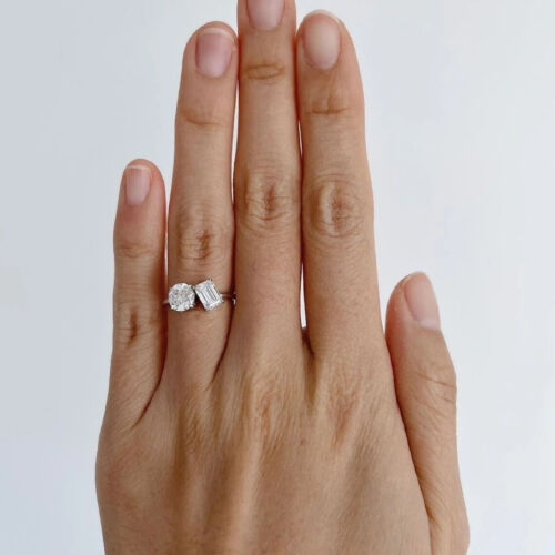 Anello due pietre Toi Et Moi tondo e taglio smeraldo argento sterling moissanite per lei - Foto 2 di 3