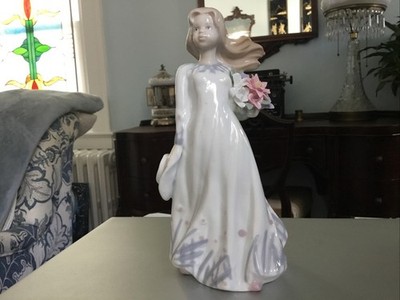Vintage Elan Gallery Girl Holding Bouquet Of Flowers. Made In England.