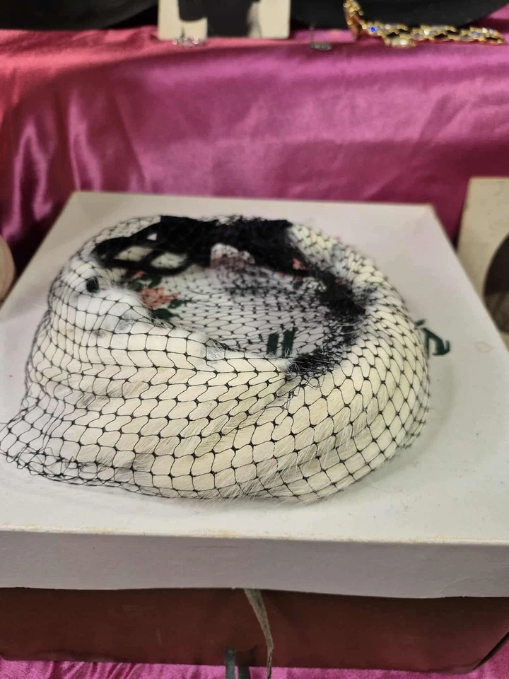Sombreros de Colección - Sombrero Halo de Piel de Conejo, Fascinador de Flores Rosa y Cloche de Gamuza Negra Foto 3 de 4